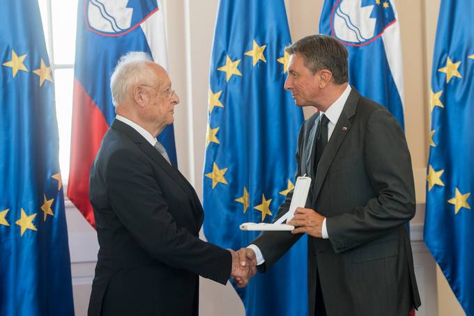 Predsednik Pahor vročil državno odlikovanje srebrni red za zasluge dr. Ivanu Reberniku